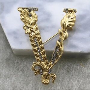 BRILLIANT MATTE GOLD V-LETTER METAL BROOCH/PIN WITH WHITE CLEAR CRYSTALS